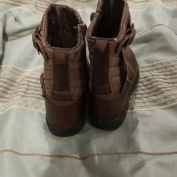 Last one!  Brown toddler boots size 6 - Picture 2 of 3